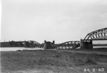 155365 Gezicht op de vernielde spoorbrug over de Maas te Mook.