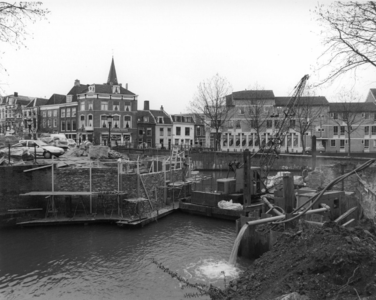 83507 Gezicht op de herstelwerkzaamheden aan de Weerdbrug over de Stadsbuitengracht te Utrecht; vanaf de Weerdsingel ...