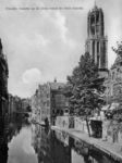 123808 Gezicht op de Oudegracht te Utrecht vanaf de Gaardbrug, uit het zuiden, met op de achtergrond de achtergevels ...