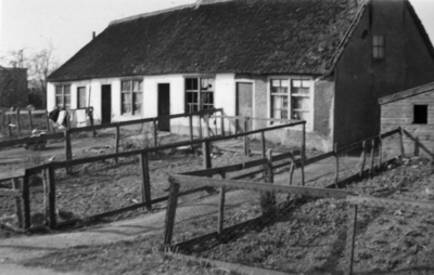 24781 Gezicht op enkele huisjes aan de Oud Aa te Breukelen.