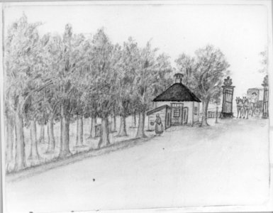 38023 Gezicht op - vermoedelijk - de oprijlaan met het toegangshek en het poortwachtershuisje van de buitenplaats Nieuw ...