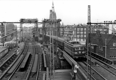 160952 Afbeelding van de electrische locomotief nr. 1302 (serie 1300) van de N.S.met een trein te Amsterdam Singelgracht.