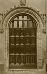 124459 Interieur van de Domkerk (Munsterkerkhof) te Utrecht: deur van de sacristie.N.B. In 1912 is de straatnaam ...