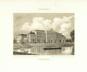 38436 Gezicht over de stadsbuitengracht te Utrecht op de zij- en voorgevel van het Algemeen Ziekenhuis aan de ...