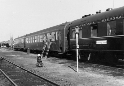 157065 Afbeelding van een gedeelte van de internationale autoslaaptrein 's-Hertogenbosch - Narbonne op het emplacement ...