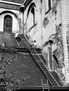 82015 Gezicht op de werkzaamheden aan het dak op de zuidelijke zijgevel van de Janskerk (Janskerkhof) te Utrecht.