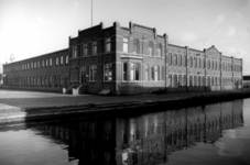 25130 Gezicht op de voormalige meubelfabriek Gebr. Van Rooyen (Poortdijk 1) te IJsselstein, uit het westen. Op de ...