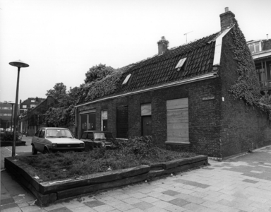 71987 Gezicht op de dichtgetimmerde voorgevels van de panden Veerstraat 18-16-14 en de zijgevel van het pand Veerstraat ...