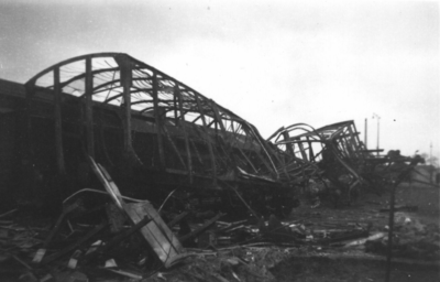 162149 Afbeelding van enkele tijdens het bombardement van 22 februari 1944 vernielde goederenwagens op het emplacement ...