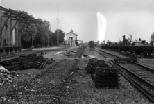 158514 Gezicht op het tijdens de oorlog vernielde emplacement van het N.S.-station Goor te Goor. Links een deel van de ...