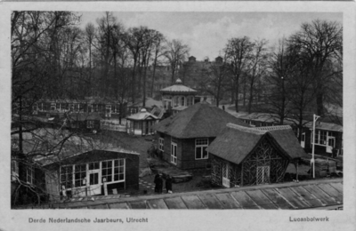 123364 Gezicht op een gedeelte van het terrein van de 3e Nederlandsche Jaarbeurs aan het Lucasbolwerk te Utrecht.