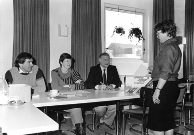 90304 Afbeelding van de eerste verkiezing van de leden voor de medezeggenschapscommissie van de gemeente Vleuten-De ...