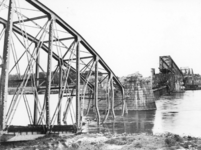 162704 Gezicht op de door Duitse militairen vernielde spoorbrug over de IJssel te Deventer.