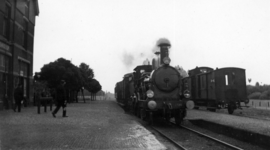 161278 Afbeelding van de stoomlocomotief nr. 1326 (serie 1300/1400) van de N.S. met een trein op het N.S.-station ...