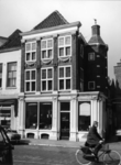 57022 Gezicht op de voor- en een gedeelte van de zijgevel van het huis Ganzenmarkt 30 te Utrecht, uit het oosten.