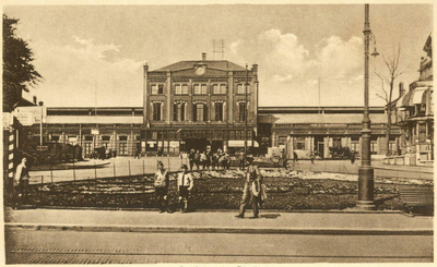 162593 Gezicht op het station Arnhem van de Staatsspoorwegen te Arnhem.