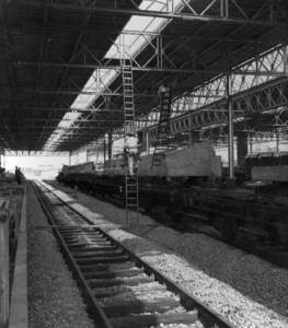 156408 Gezicht op de in aanbouw zijnde perrons en perronkap van het nieuwe N.S.-station Eindhoven te Eindhoven.