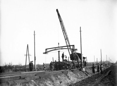 164319 Afbeelding van het plaatsen van een betonnen bovenleidingsportaal langs de spoorlijn tussen Breda en Tilburg in ...