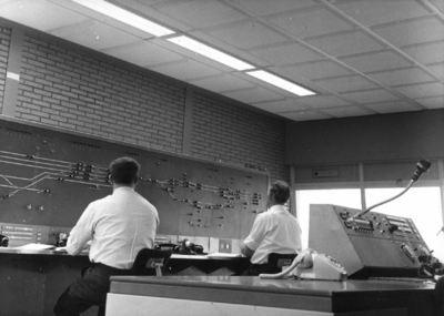 159790 Interieur van het seinhuis (Centrale Verkeersleiding, CVL-post) van de N.S. te Zutphen.