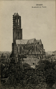 121535 Gezicht op de Domkerk (Munsterkerkhof) te Utrecht, vanaf het kerkgebouw van de Remonstrants Gereformeerde ...