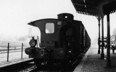 160734 Afbeelding van een locomotor uit de serie 103-152 van de N.S. met enkele goederenwagens op het N.S.-station ...