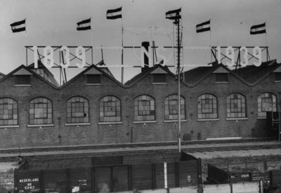 157423 Gezicht op een gedeelte van de Centrale Werkplaats van de N.S. te Amersfoort met versieringen ter gelegenheid ...