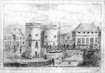36785 Gezicht over de stadsbuitengracht op de Weerdbarrière te Utrecht, bestaande uit de twee resterende torens van de ...