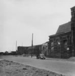 157726 Gezicht op de zuidelijke vleugel van het tijdens de oorlog vernielde N.S.-station Nijmegen te Nijmegen.