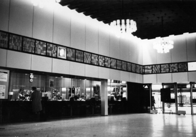 155108 Interieur van het N.S.-station Groningen te Groningen: hal met loketten.