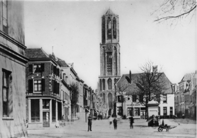 123916 Gezicht op de Mariaplaats te Utrecht uit het westen, met in het midden op de achtergrond de Zadelstraat en de ...