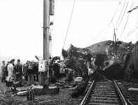 157522 Afbeelding van reddingswerkers op zoek naar slachtoffers tussen de wrakstukken van de bij de treinramp te ...