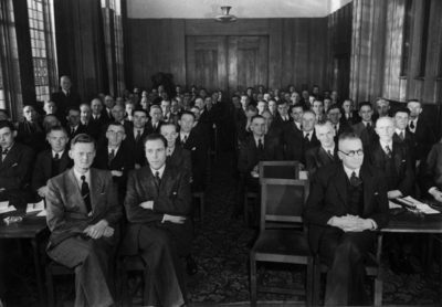 160660 Afbeelding van de conferentie van alle Sport- en Ontspanningsverenigingen (S&O) van de N.S. in de Personeelszaal ...