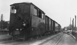 160712 Afbeelding van de stoomtramlocomotief nr. 57 (serie 51-57) van de N.S. met een tram bij het station Zwolle ...