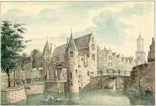 38479 Gezicht over de stadsbuitengracht te Utrecht op de Weerdpoort en Weerdbrug en rechts de Zandbrug met de ...
