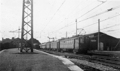 161033 Afbeelding van een electrische driewagentrein bestaande uit rijtuigen mat. 1924 ( Blokkendozen ) van de N.S. als ...