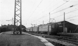 161033 Afbeelding van een electrische driewagentrein bestaande uit rijtuigen mat. 1924 ( Blokkendozen ) van de N.S. als ...