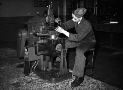 164022 Afbeelding van een leerling van de Centrale Werkplaats van de N.S. te Haarlem tijdens het maken van ...