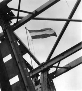157352 Afbeelding van de Nederlandse vlag op een brugdeel van de verkeersbrug over het Hollands Diep bij Moerdijk ...