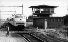 156526 Gezicht op het seinhuis (post T) bij het N.S.-station Woerden te Woerden met links twee gekoppelde electrische ...