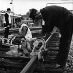 153412 Afbeelding van wegwerkers tijdens onderhoudswerkzaamheden aan het spoor bij het Maliebaanstation ...