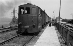 160797 Afbeelding van de stoomlocomotief nr. 43 van de N.T.M. met een tram T1560 langs het perron van het N.S.-station ...