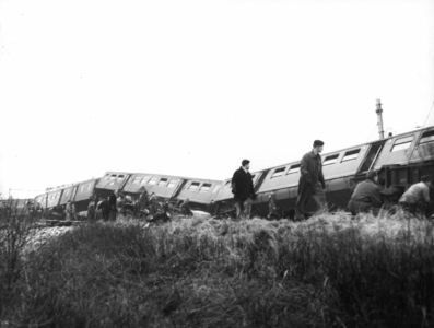 157515 Afbeelding van de ontspoorde en gekantelde rijtuigen van de bij de treinramp te Harmelen betrokken rijtuigen ...