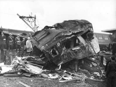 157527 Afbeelding van reddingswerkers op zoek naar slachtoffers in het bij de treinramp te Harmelen verongelukte ...