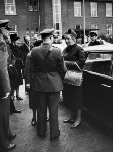 157539 Afbeelding van Koningin Juliana tijdens een bezoek aan het Centraal Militair Hospitaal (Joseph Haydnlaan 2) te ...