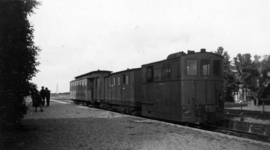 160796 Afbeelding van de stoomlocomotief nr. 30 van de N.T.M. met een tram langs het perron van het N.S.-station ...