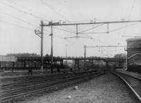 157725 Gezicht op het tijdelijk herstelde viaduct over het emplacement te Nijmegen.