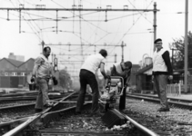 153425 Afbeelding van wegwerkers van de N.S. tijdens onderhoudswerkzaamheden aan het spoor te Amersfoort.