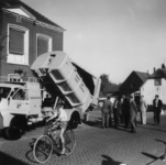 90247 Afbeelding van de demonstratie van de nieuwe vuilnisauto van de dienst gemeentewerken van de gemeente Vleuten-De ...