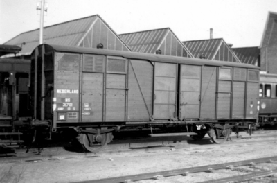 162019 Afbeelding van de gesloten goederenwagen (groentewagen) nr. 31701 van de N.S. bij de Centrale Werkplaats te Utrecht.