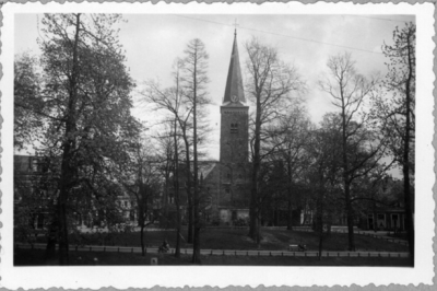 81208 Gezicht op de Geertekerk te Utrecht; gezien vanaf het Geertebolwerk met voor de kerk de Pelmolenweg.